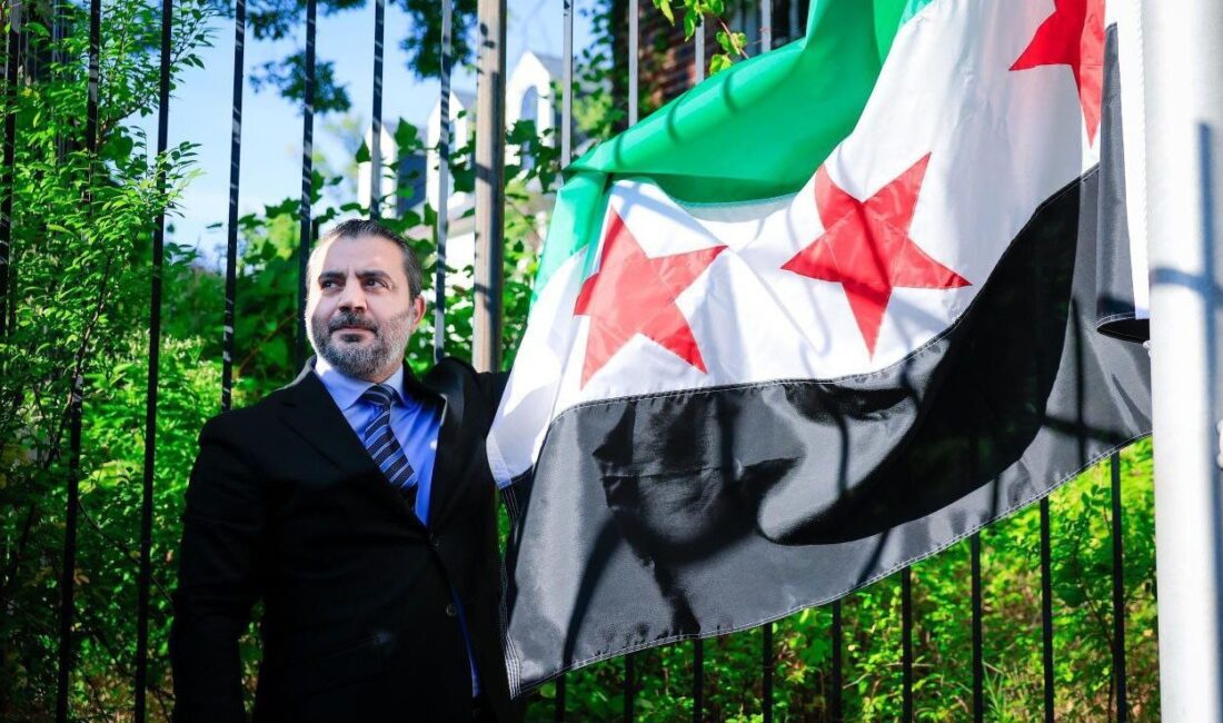 Suriye bayrağı, ABD’nin başkenti Washington’daki Suriye Büyükelçiliği konutunda göndere çekildi.