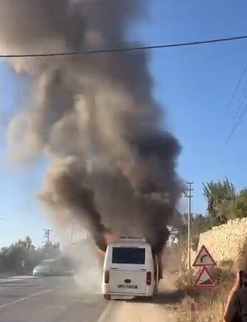 Mersin’in Erdemli ilçesinde yolcu taşıyan minibüs alev alev yandı. Sürücünün