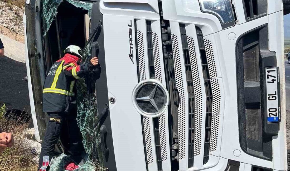 Aydın’ın Didim ilçesinde sürücüsünün direksiyon hakimiyetini kaybettiği tır devrilirken, kazada