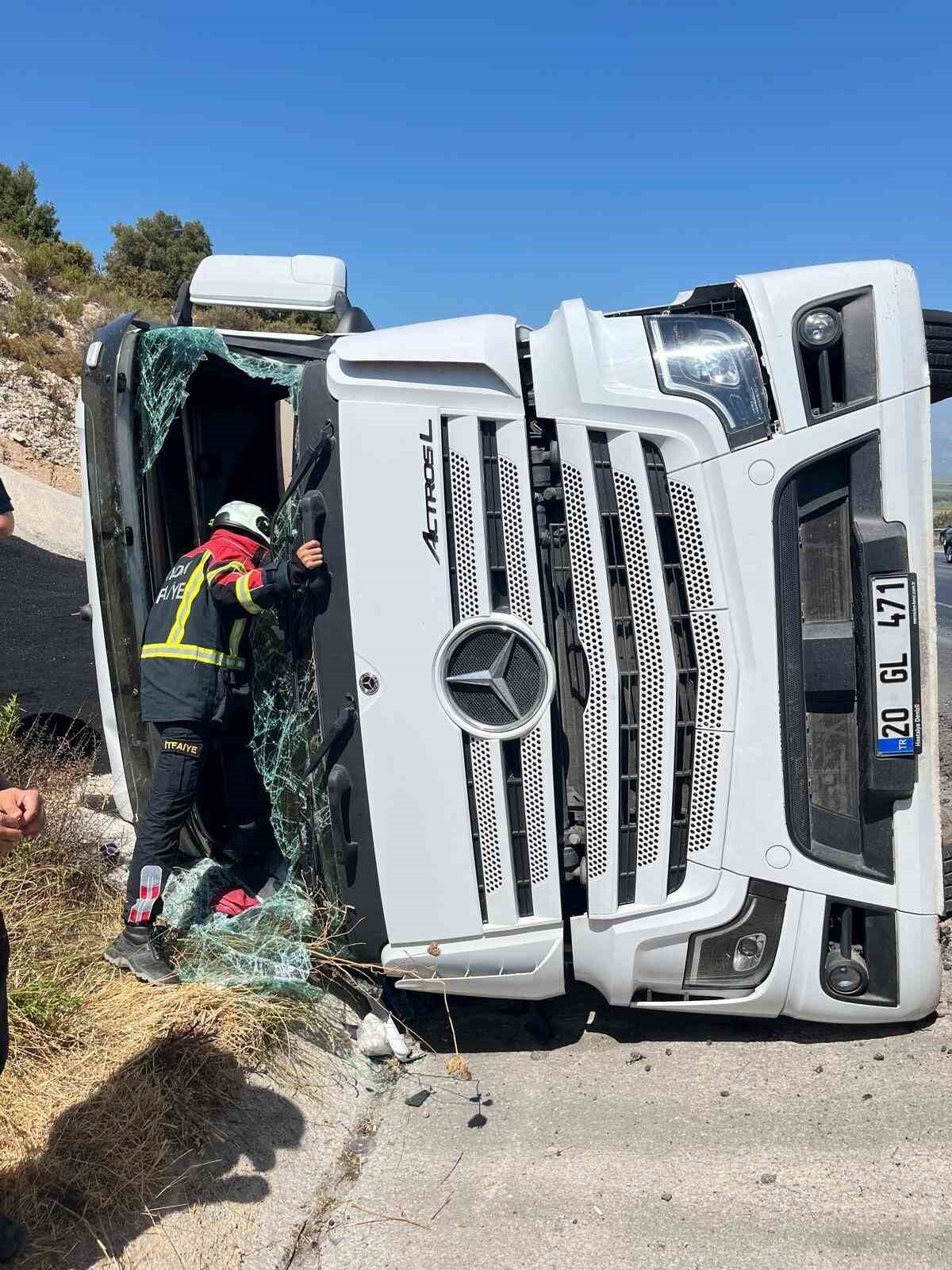 Aydın’ın Didim ilçesinde sürücüsünün direksiyon hakimiyetini kaybettiği tır devrilirken, kazada