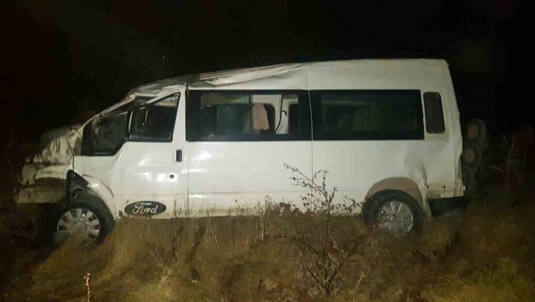 Sakarya’nın Taraklı ilçesinde sürücüsünün kontrolünden çıkan midibüs tarlaya uçtu. Kazada