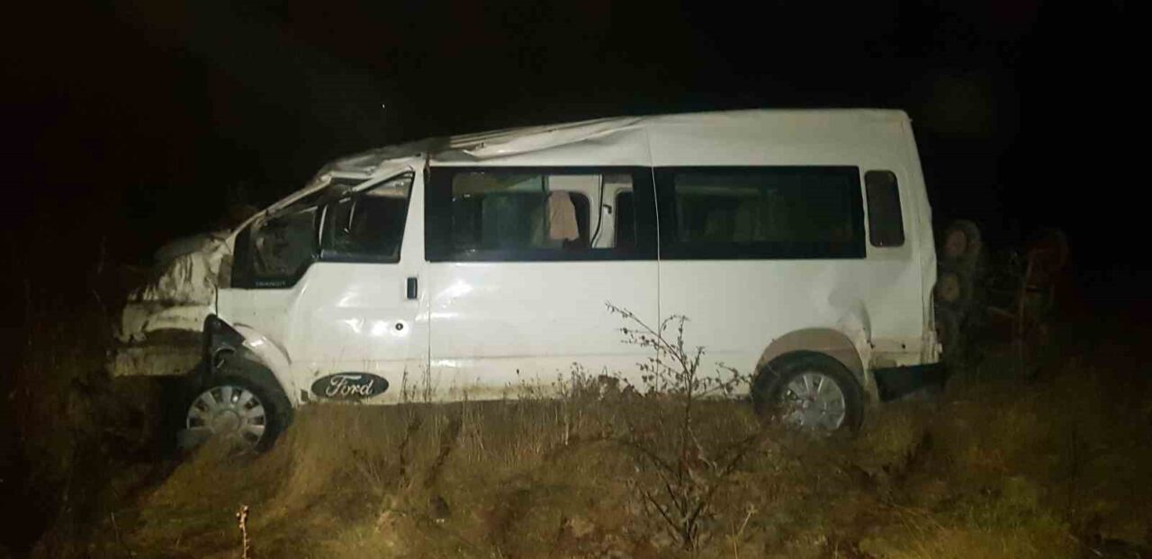 Sakarya’nın Taraklı ilçesinde sürücüsünün kontrolünden çıkan midibüs tarlaya uçtu. Kazada