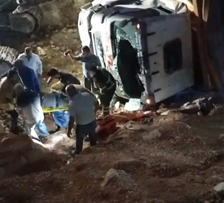 Hatay’ın Yayladağı ilçesinde sürücüsünün kontrolünü kaybettiği kamyon, uçurumdan yuvarlandı. Uçurumdan