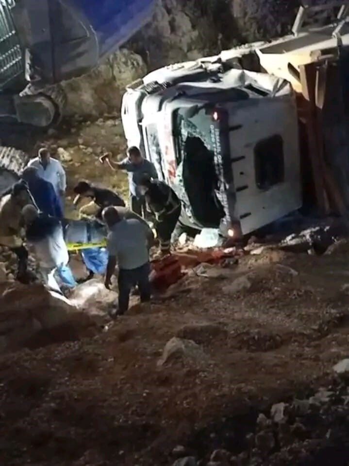 Hatay’ın Yayladağı ilçesinde sürücüsünün kontrolünü kaybettiği kamyon, uçurumdan yuvarlandı. Uçurumdan