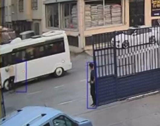 Bursa’da sürücüsünün el frenini çekmeden park ettiği minibüs yokuş aşağı