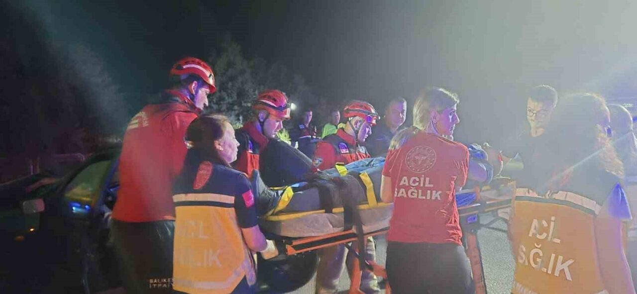 Balıkesir’in Susurluk ilçesinde kamyonla çarpışan Tofaş otomobildeki 2 kişi yaralandı.