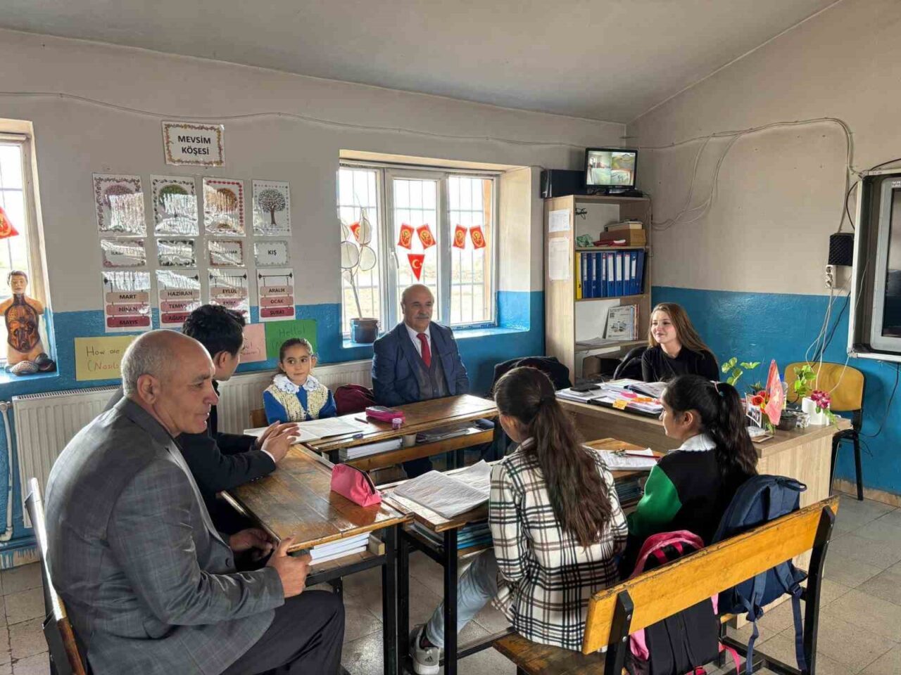 Susuz Kaymakamı Muhammed Emin Tutal, öğretme ve öğrencilerle bir araya