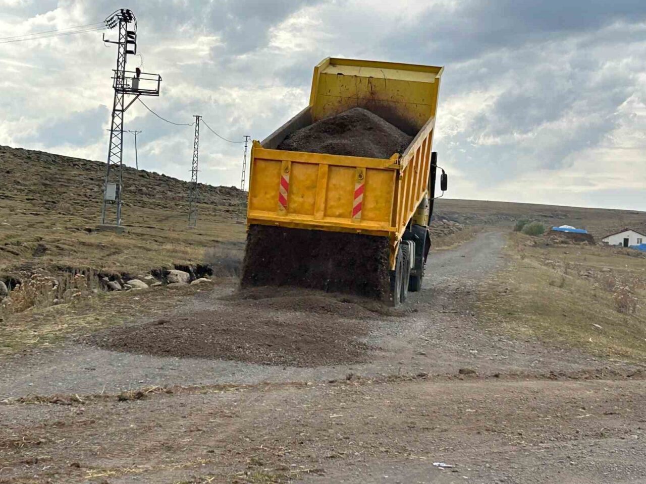 Kars’ın Susuz ilçesinde köy yollarının yapım çalışmaları aralıksız devam ediyor.