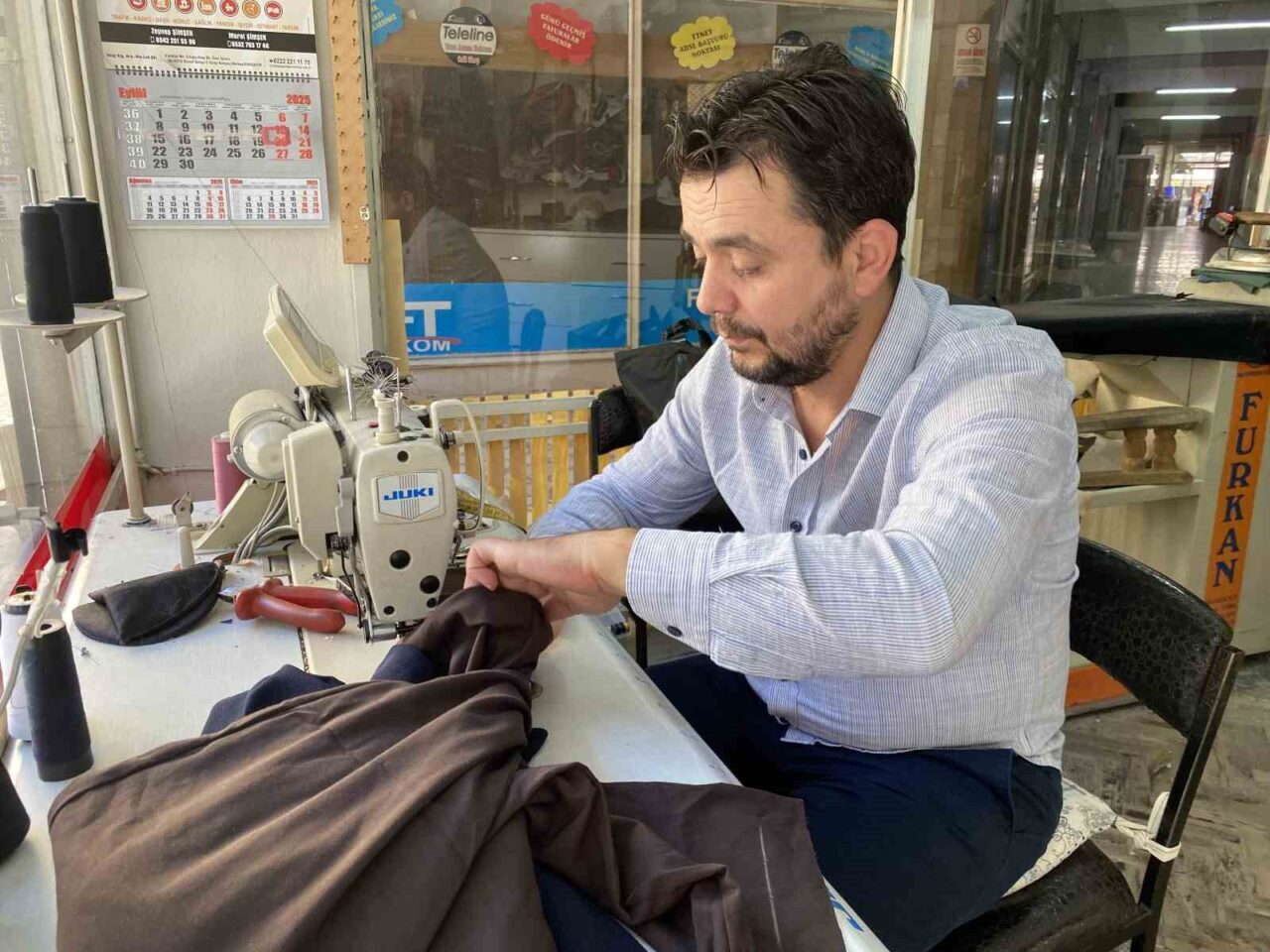 Eskişehir’de 25 yıldır terzilik yapan Kazım Çıngırer, vatandaşların eski kıyafetlerini