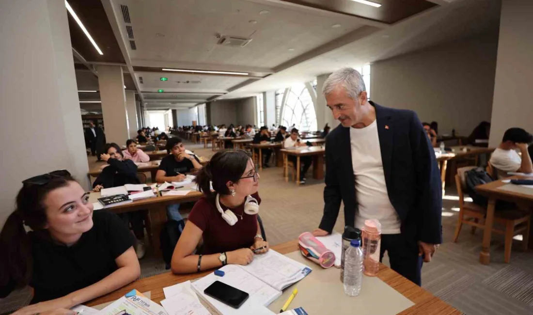 Şahinbey Belediye Başkanı Mehmet Tahmazoğlu, Şahinbey Millet Kütüphanesi’nde öğrencilerle bir