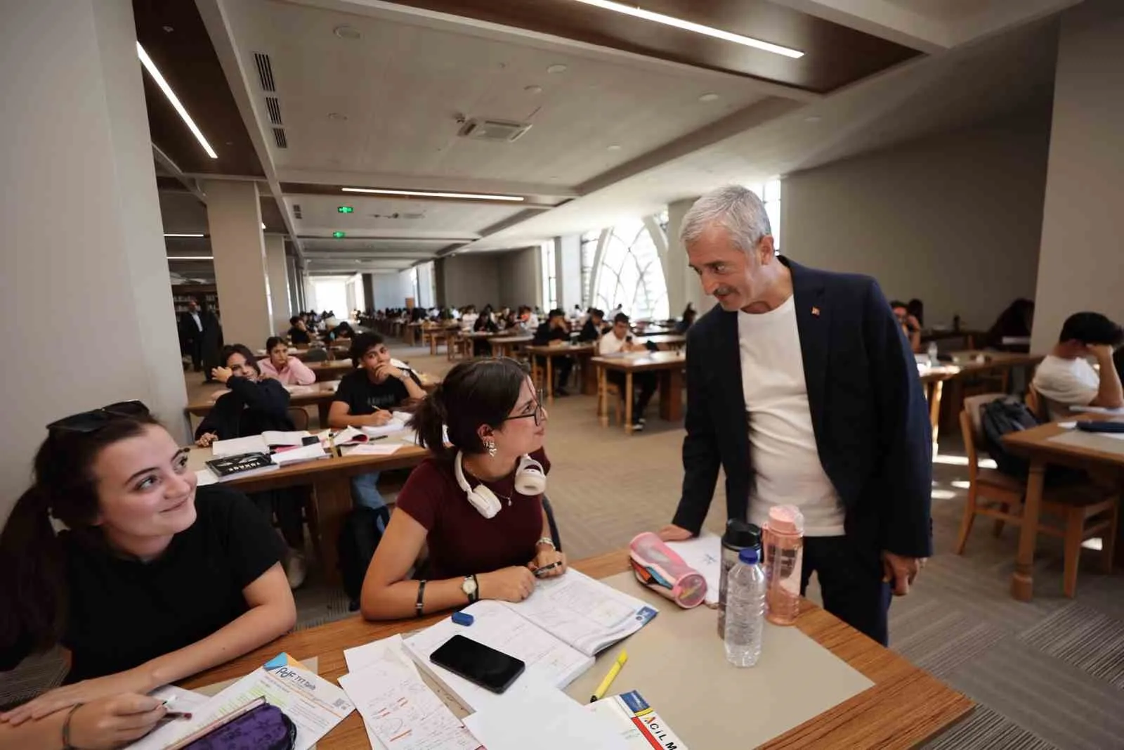 Şahinbey Belediye Başkanı Mehmet Tahmazoğlu, Şahinbey Millet Kütüphanesi’nde öğrencilerle bir
