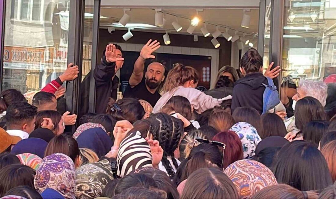 Karaman’da bir takı ve kozmetik ürün satışı yapan mağazanın açılışında