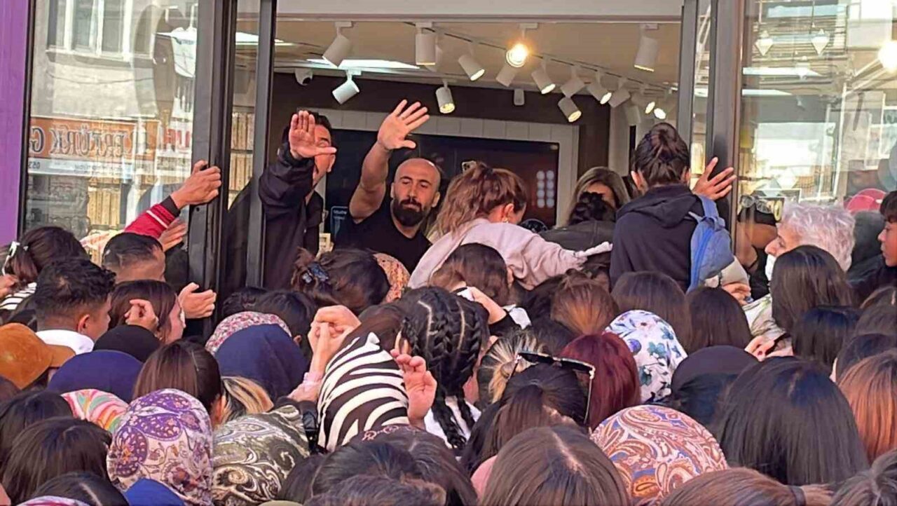 Karaman’da bir takı ve kozmetik ürün satışı yapan mağazanın açılışında