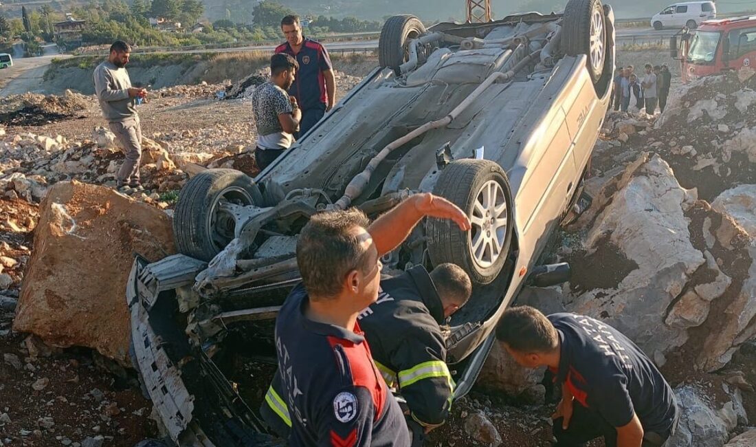 Hatay’da sürücüsünün kontrolünü kaybettiği otomobil, takla atarak ters döndü. Kazada