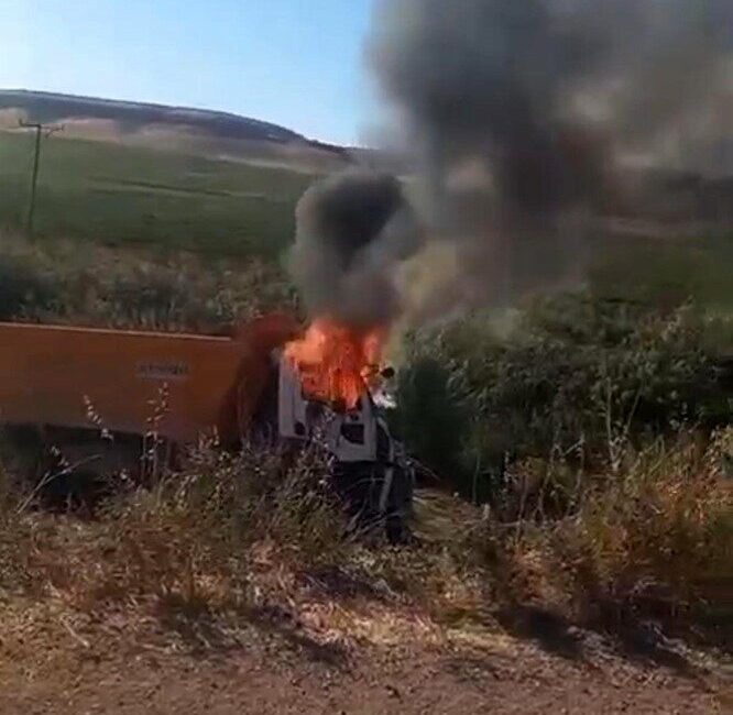 Diyarbakır’ın Çınar ilçesinde devrilen kamyonun sürücüsü yanarak hayatını kaybetti. Edinilen