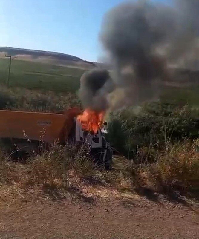 Diyarbakır’ın Çınar ilçesinde devrilen kamyonun sürücüsü yanarak hayatını kaybetti. Edinilen