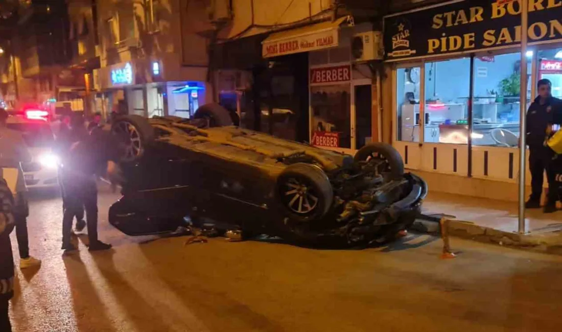 Afyonkarahisar’da sokak arasında yaşanan trafik kazasında kaldırıma çarparak kontrolden çıkan