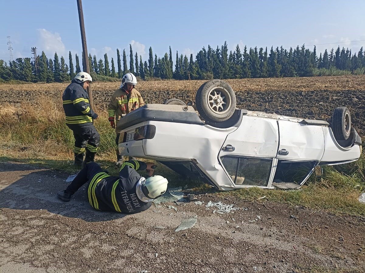 Hatay’da takla atarak ters dönen TOFAŞ’ta bulunan 2 kişi yaralandı.