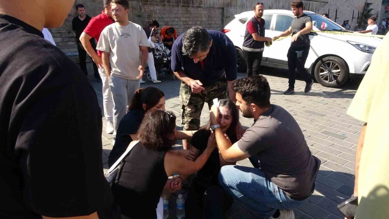 İstanbul Beyoğlu’nda devriye sırasında kaza yapan polis aracındaki 4 memur