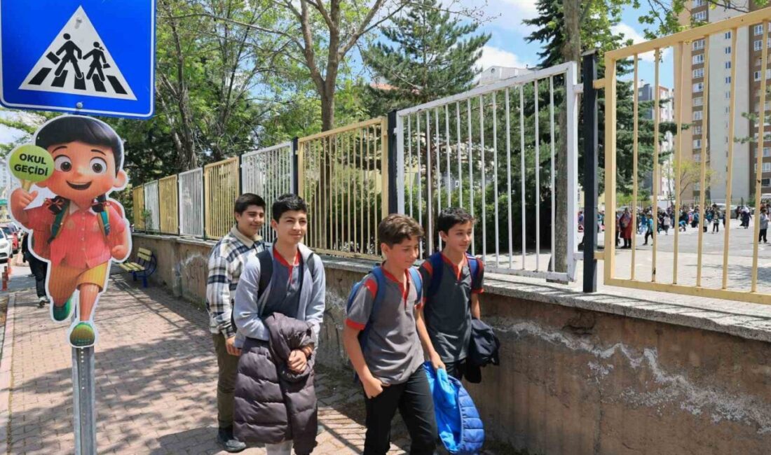 Talas Belediyesi’nin ilçedeki eğitim kurumlarının önünde bulunan yaya geçitlerinde öğrenci