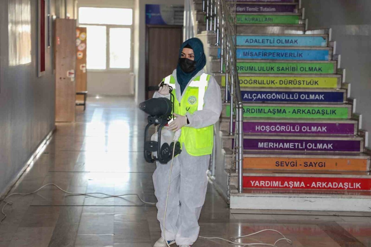 Talas Belediyesi, yeni eğitim-öğretim yılı öncesinde ilçe genelindeki okullarda gerçekleştirdiği