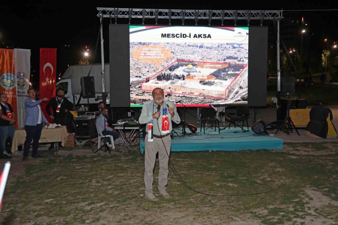 Talas Belediyesi’nin ev sahipliğinde düzenlenen ‘Vicdanın Sesi Gazze Buluşması’nda şiirler,