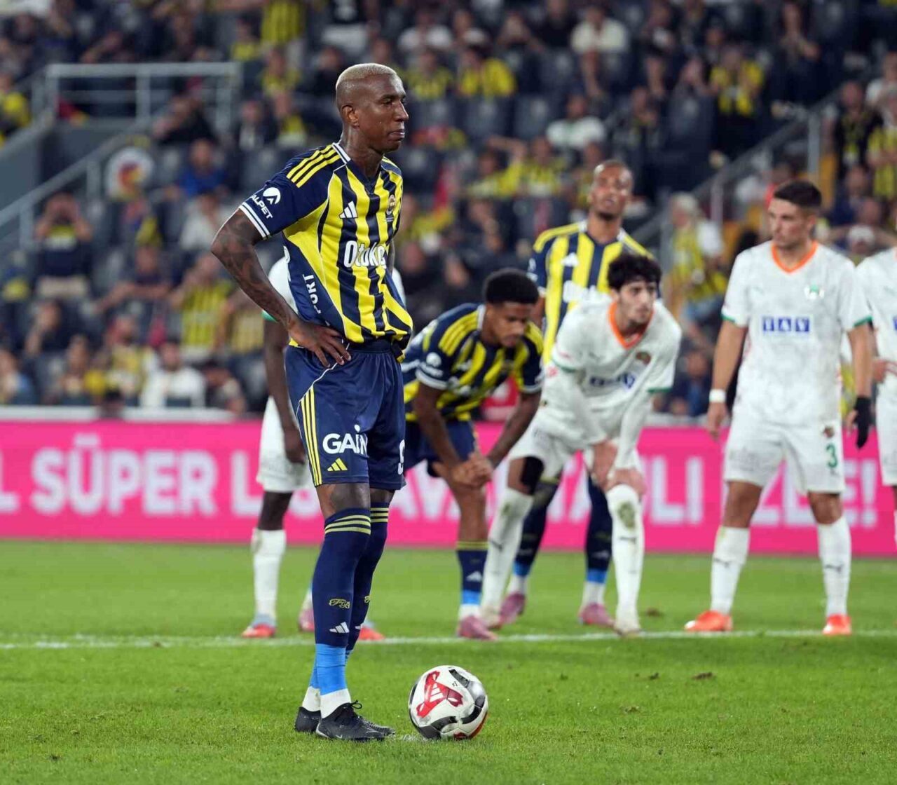 Fenerbahçe’nin Brezilyalı forveti Anderson Talisca, Alanyaspor maçında penaltıdan yararlanamadı. Talisca,