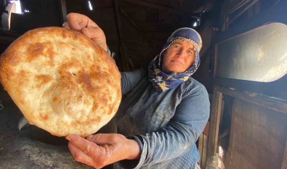 İzmir’in tarihi semtlerinden Kadifekale’de, Mardinli kadınlar tarafından yapılan tandır ekmeği