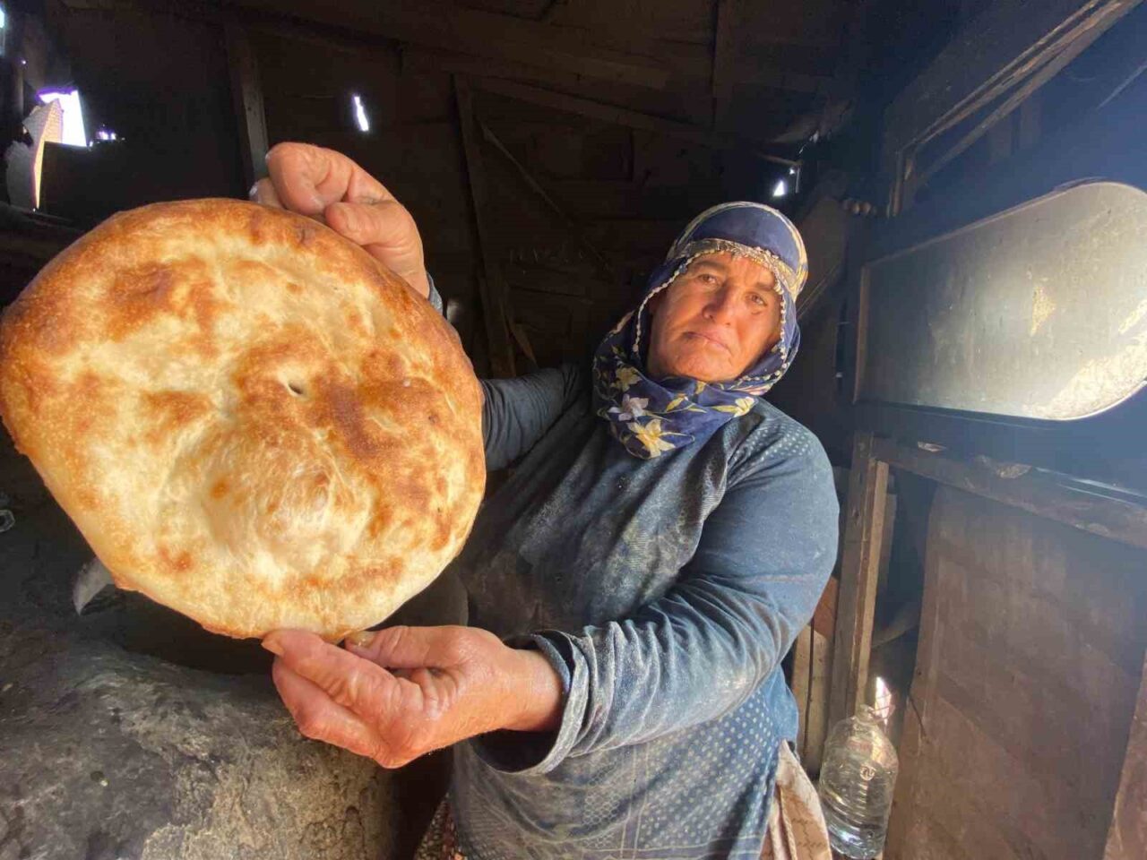 İzmir’in tarihi semtlerinden Kadifekale’de, Mardinli kadınlar tarafından yapılan tandır ekmeği