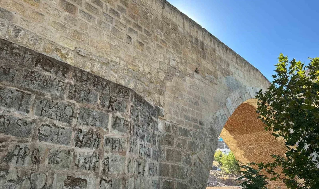 Diyarbakır’ın Çermik ilçesinde Artuklular döneminde inşa edilen tarihi Haburman köprüsünün