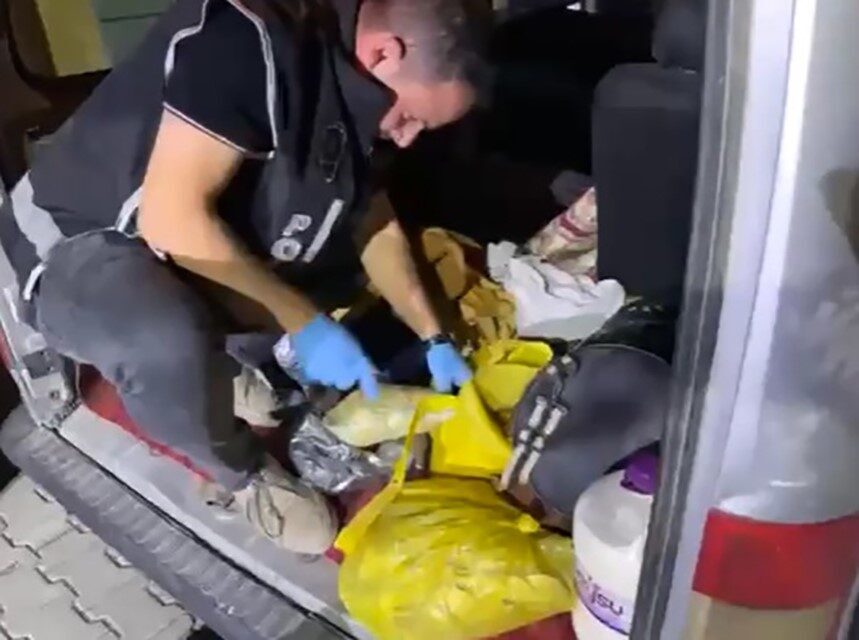 Konya’da polis ekiplerinin yurt dışına tarihi eser kaçırılacağı bilgisi üzerine