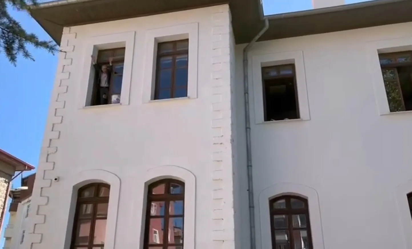 Isparta’nın Şarkikaraağaç ilçesinde tarihi Hükümet Konağı’nda gerçekleştirilen yangın tatbikatı gerçeğini