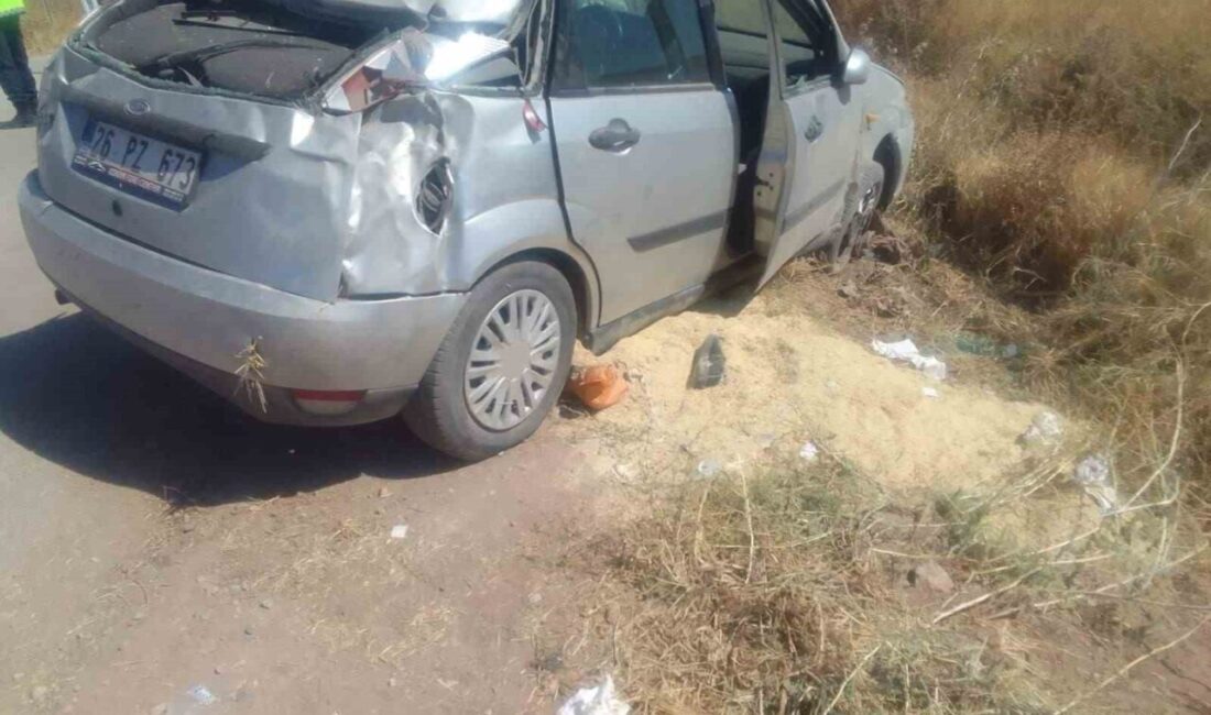 Afyonkarahisar’da kontrolden çıkarak yol kenarındaki tarım arazisine devrilen otomobilde 4