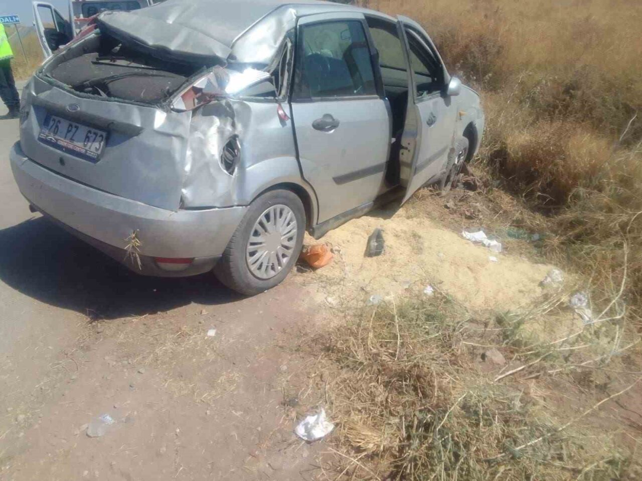 Afyonkarahisar’da kontrolden çıkarak yol kenarındaki tarım arazisine devrilen otomobilde 4