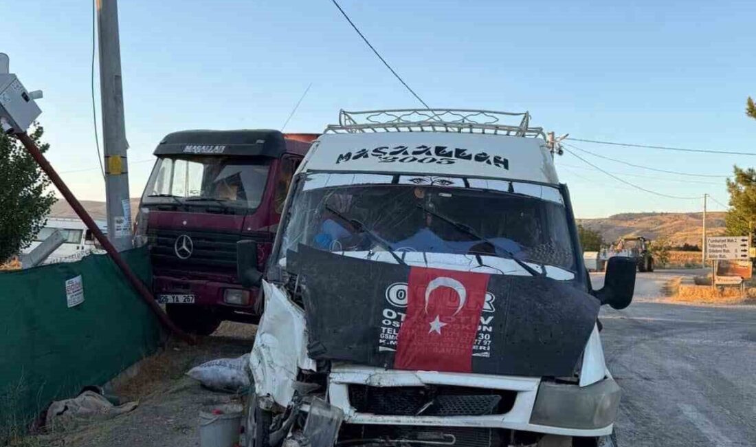 Eskişehir’de tarım işçilerini taşıyan minibüs ile domates yüklü kamyonun çarpışması