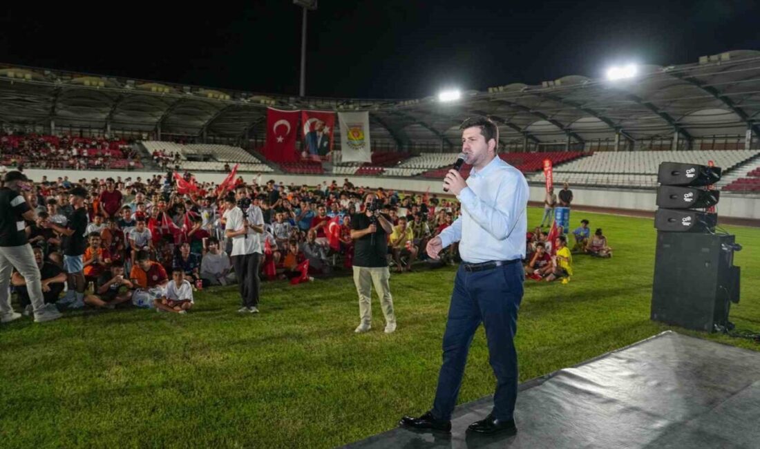 Tarsus’ta kurulan dev ekranda A Milli Futbol Takımının İspanya mücadelesini