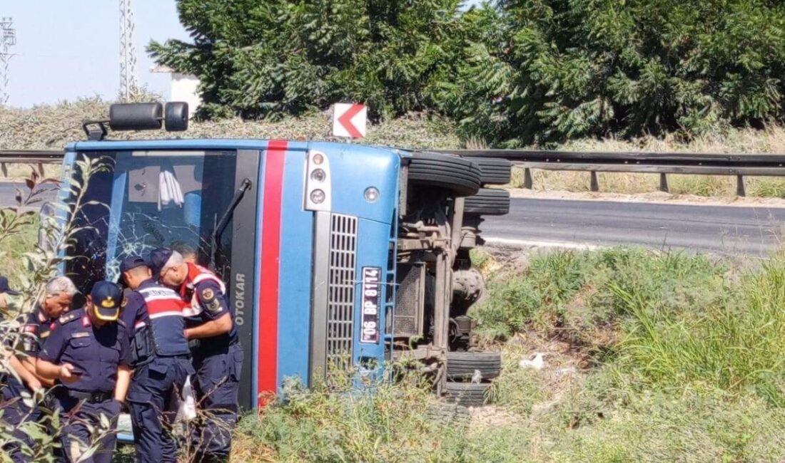Mersin’in Tarsus ilçesinde cezaevine ait ring aracının şarampole devrilmesi sonucu