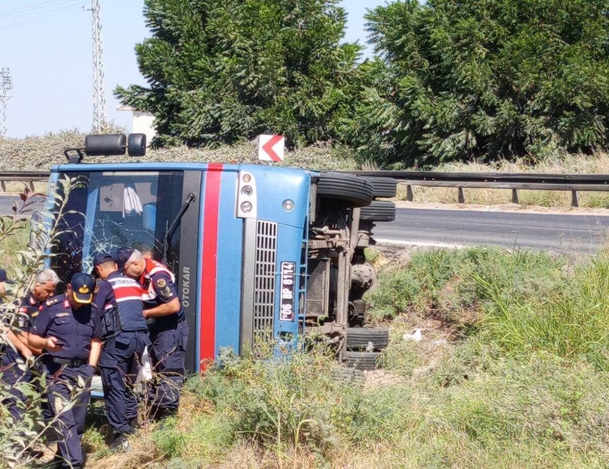 Mersin’in Tarsus ilçesinde cezaevine ait ring aracının şarampole devrilmesi sonucu