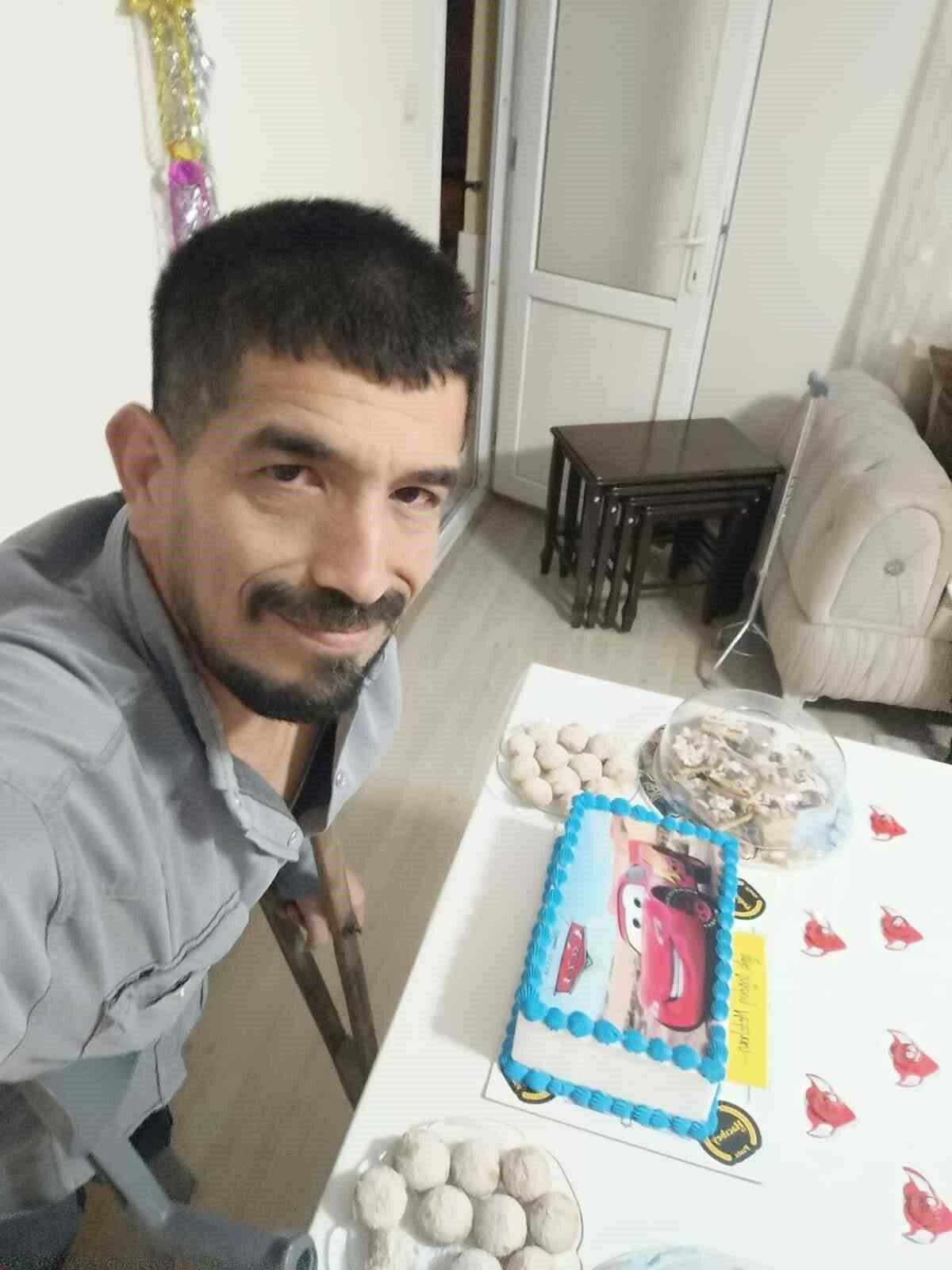 Mersin’in Tarsus ilçesinde sokakta bıçaklı saldırıya uğrayan engelli bir kişi