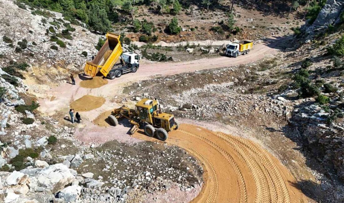 Tarsus Belediyesi, kırsal mahallelerde vatandaşların yaşamını kolaylaştırmak amacıyla çalışmalarını sürdürüyor.