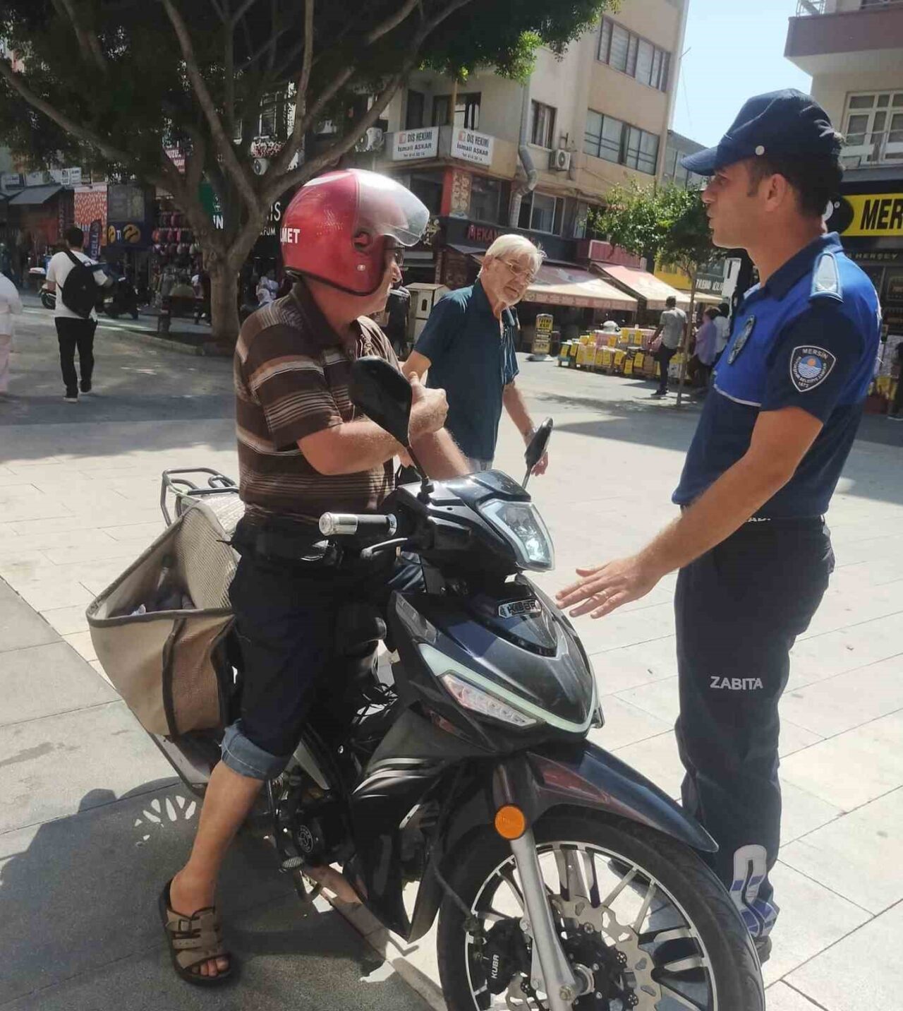 Mersin’in Tarsus ilçesinde zabıta ekipleri, yayaların yoğun olarak kullandığı her