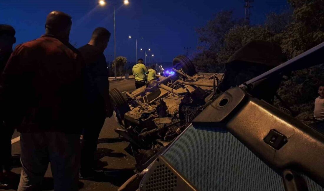 Kilis’te yol kenarındaki taşa çarpan Tofaş aracın hurdaya döndüğü kazada