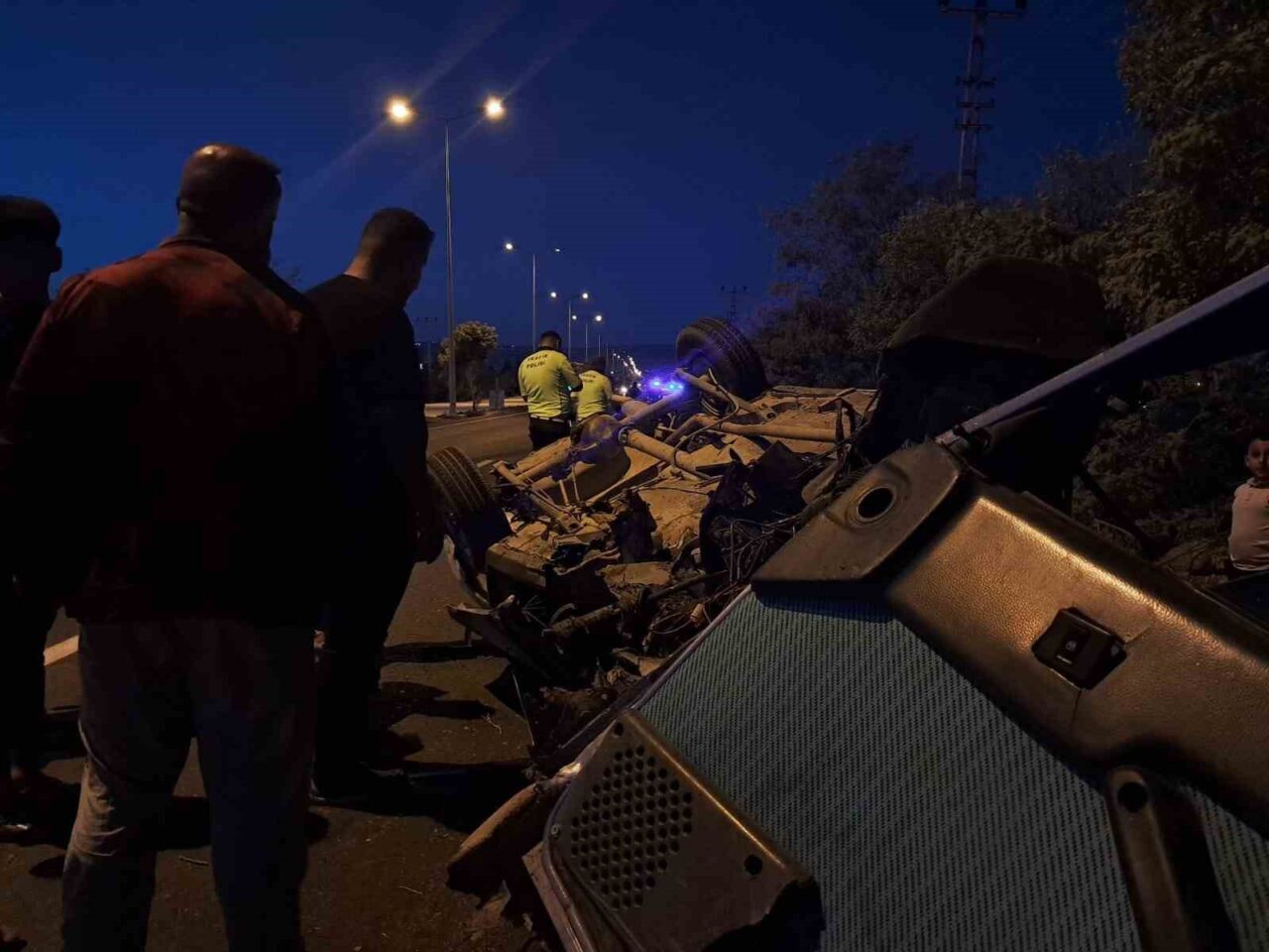 Kilis’te yol kenarındaki taşa çarpan Tofaş aracın hurdaya döndüğü kazada