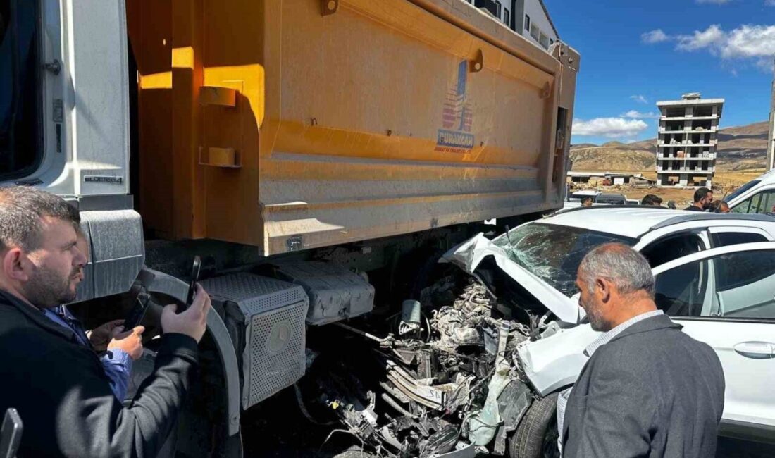 Bitlis’in Tatvan ilçesinde kamyon ile otomobilin çarpışması sonucu 3 kişi