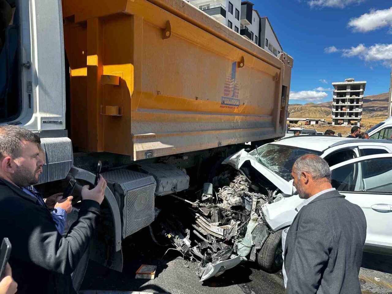 Bitlis’in Tatvan ilçesinde kamyon ile otomobilin çarpışması sonucu 3 kişi