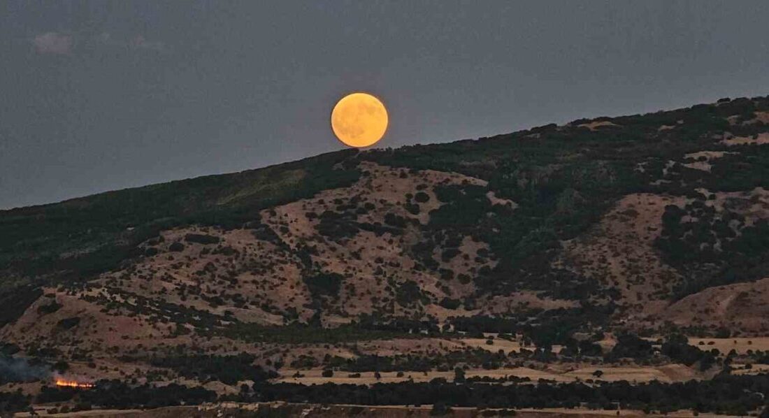 Bitlis’in Tatvan ilçesinde Van Gölü üzerinden yükselen Ay eşsiz bir