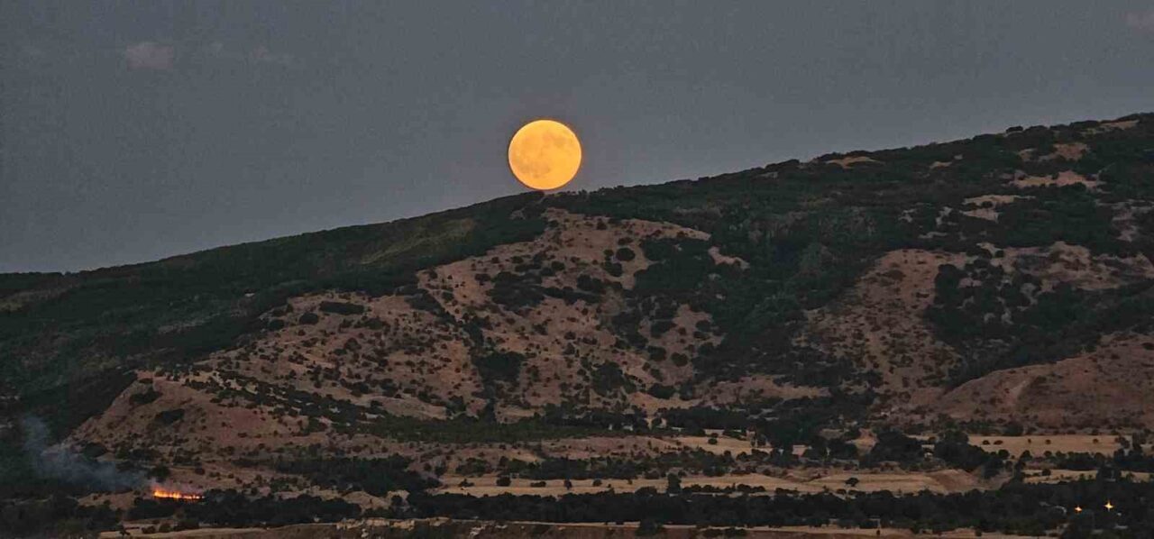 Bitlis’in Tatvan ilçesinde Van Gölü üzerinden yükselen Ay eşsiz bir