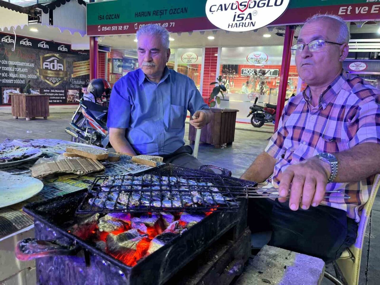 Kütahya’nın Tavşanlı ilçesinde 2025-2026 balık avı sezonu, balıkçı tezgahlarının önünde