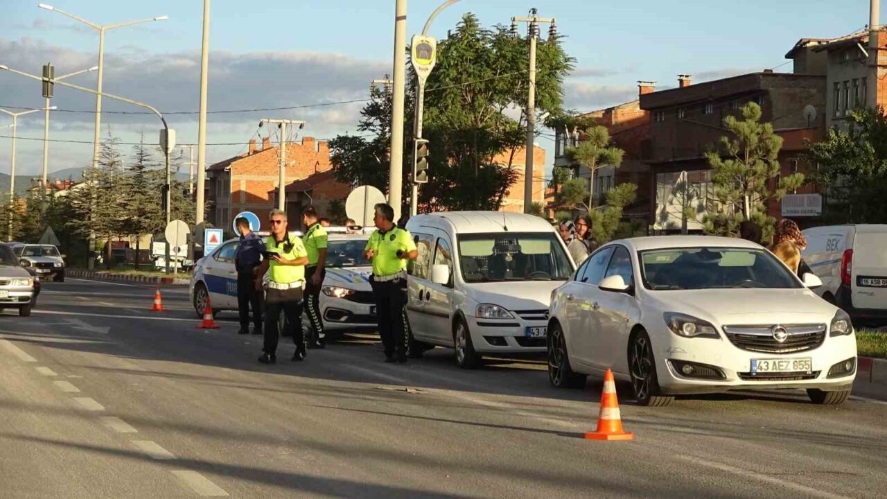 Kütahya’nın Tavşanlı ilçesinde, trafik yoğunluğu nedeniyle meydana gelen zincirleme trafik