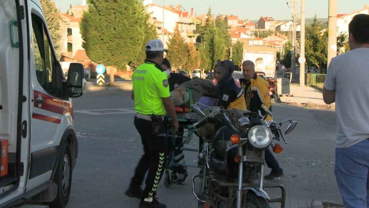 Kütahya’nın Tavşanlı ilçesinde otomobil ile motosikletin çarpışması sonucu meydana gelen